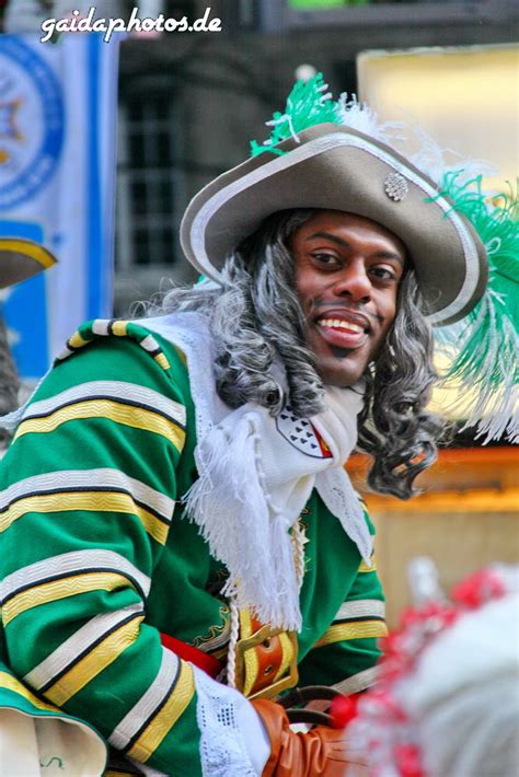 Wie berechnet sich der karneval? Karneval 2013: Bunte Bilder vom Rosenmontagszug 2013