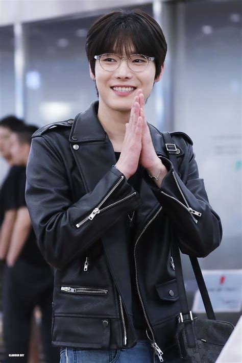 •onewe •17 august 1994 •leo •korean •leader •vocal •rainbowbridge world. yonghoon ONEWE | 190802 | Boy bands, Modern music, Kpop