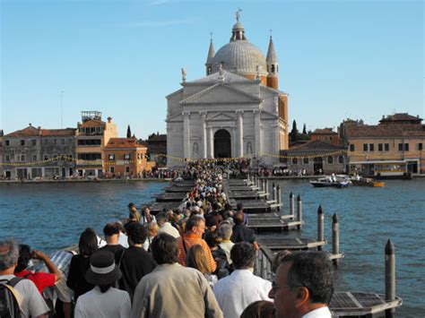 Staden är huvudstad i regionen veneto och huvudort i storstadsregionen venedig, innan 2015 provinsen venedig,. THE REDEEMER | Venice tourism