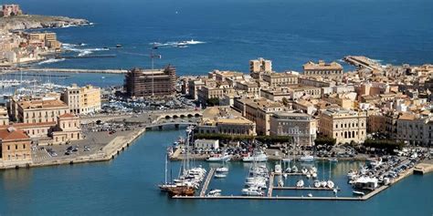 The manager, lee, is a model of energy and efficiency. Siracusa - Flyaway