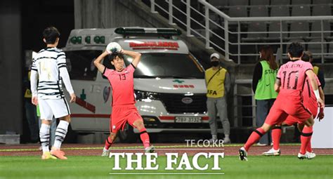 축구선수 골키퍼 송범근의 팬 페이지 입니다. TF포토 김진야, '힘찬 스로인' - 포토 > 기사 - 더팩트