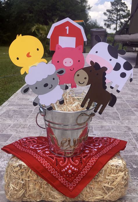When the circus decided she wanted a farm theme party for her 6th birthday this year, i was totally on board, but i didn't want it to be your typical farm theme. Farm theme centerpieces | Farm animals birthday party ...