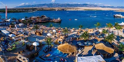 Several sunbeds invite you to have some drinks in the shade the whole day. Noa Beach - Zrce.eu