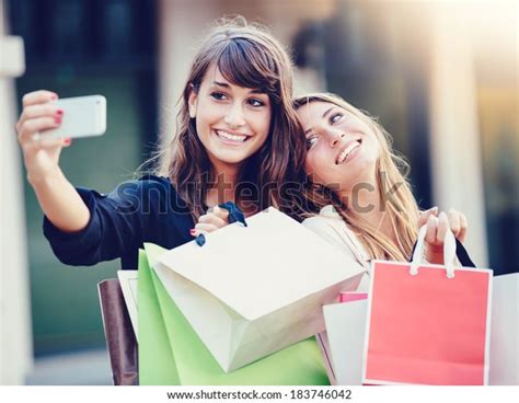 19 426 imágenes de girls shopping selfie imágenes fotos y vectores de stock shutterstock