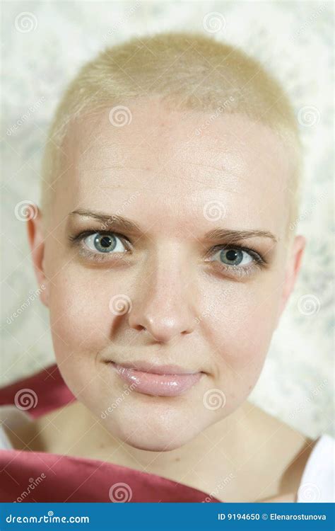 Verticale De Femme Blonde Chauve De Sourire De Jeunes Photo Stock Image Du Chauve Heureux