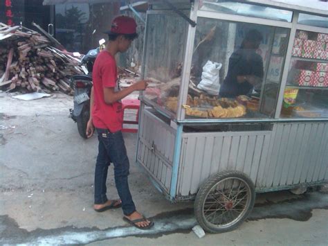 Sambal goreng tempe teri nikmat disajikan bersama nasi hangat untuk hidangan makan malam. Pisang Pasir Kremes - Home