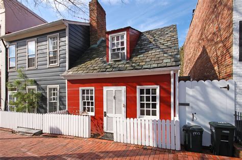Little red cottage is a cozy secret tucked away in Georgetown - The