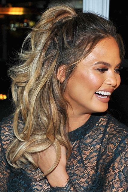 this is how chrissy teigen wears her second day curls chrissy teigen hair second day
