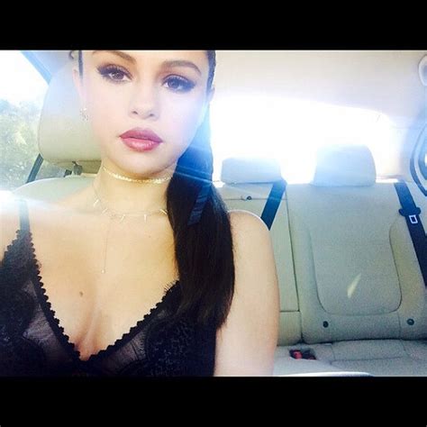 Selena Gomez Flashes Cleavage And Sultry Smize Following Free Download Nude Photo Gallery