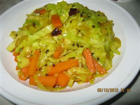 Tumis bawang besar dan bawang putih sehingga sedikit garing. RESEPI CIKGU ANI: KOBIS GORENG MAMAK STAIL