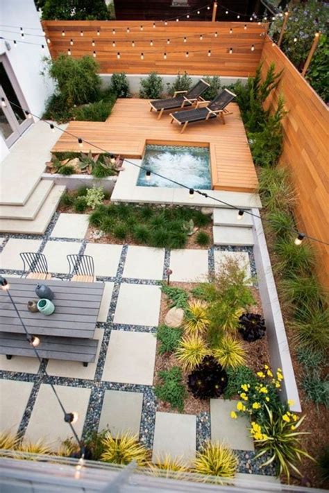 Terraza urbana con fuentes y detalles de forja. decoracion terrazas, terraza grande con baldosas y madera, mesay plantas, silla camas y fuente ...