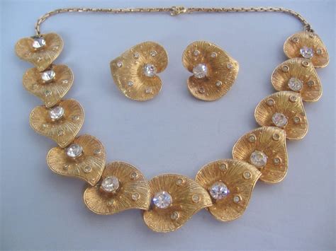 Vintage Textured Lily Pad Gold Tone Rhinestone Necklace And Earrings