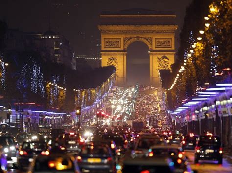 A polícia francesa confirmou que o atirador foi morto no incidente. G1 - Avenida Champs-Elysees, em Paris, ganha iluminação de Natal de LED - notícias em Turismo e ...