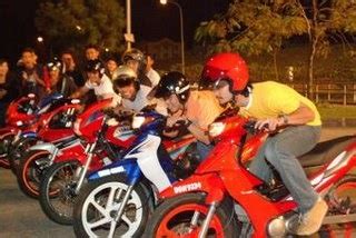 Penggunaan jejaring sosial seperti facebook, instagram atau media sosial lainnya dimotivasi oleh dua kebutuhan primer yaitu kebutuhan untuk bersama dan kebutuhan untuk presentasi diri (engkus. BuJaNG_SeNanG: MaSaLaH SoSiaL RemAJa....