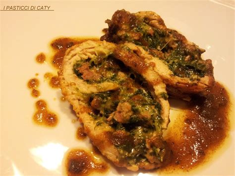 Il rotolo di tacchino è un secondo piatto di facile realizzazione e molto articolato come sapori,cucinato con cipolle e carote che poi uso come contorno. Rotolo di tacchino ripieno