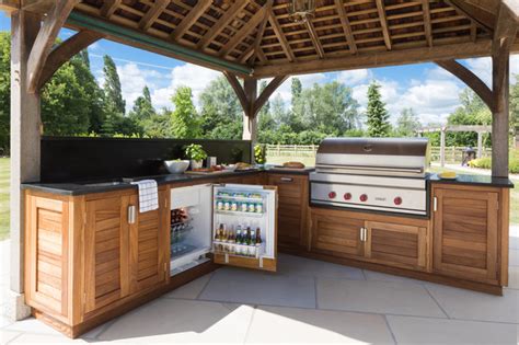 There are many different outdoor kitchen layouts to choose from. 10 Party-Ready Specialty Outdoor Kitchen Features ...