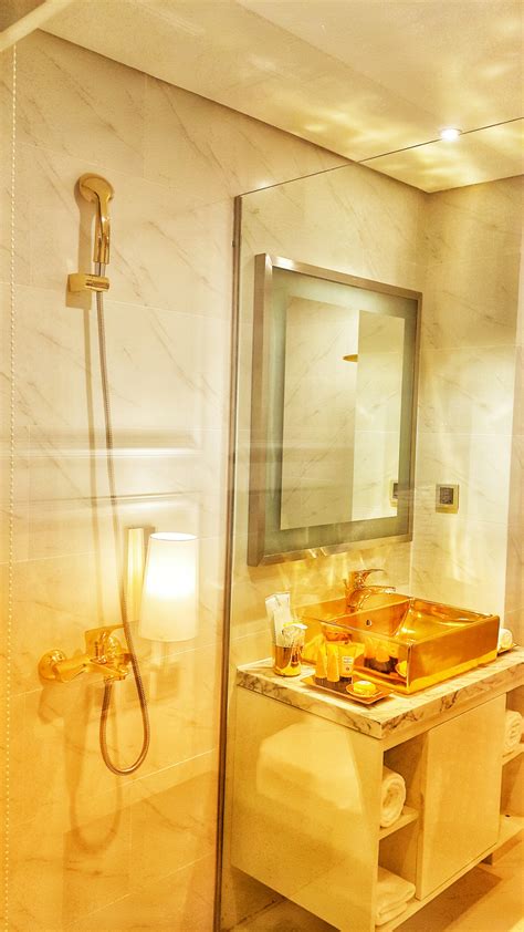 Bồn đây tức là cái sink rửa chén trong nhà bếp, cái bồn tắm, và cả cái bồn… cầu. Sự xa hoa của khách sạn dát vàng tận nhà vệ sinh ở Đà Nẵng