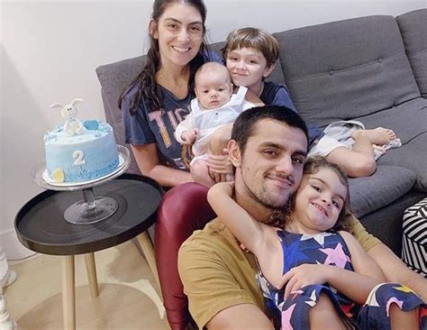 Laura giordana valentina‏ @laurinhapace 5. Felipe Simas manda recado importante sobre paternidade | RD1