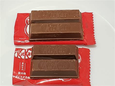 キットカット (kitkat) は、ネスレ (nestlé) が製造するチョコレート菓子。 細長い長方形状のウエハースを重ねてチョコレートでコーティングし、棒状にした菓子で、これを4本または2本束ねてパッケージされる。 【悲報】 キットカット、リニューアルで小さくなる - はてブの ...