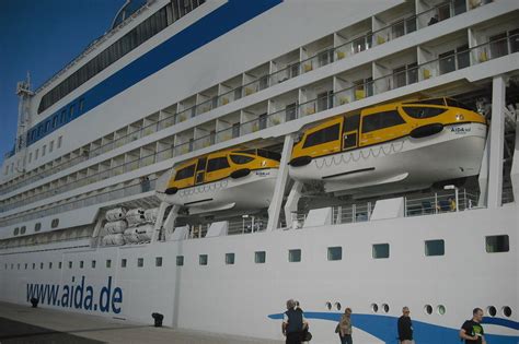 Maximum 2,500 passengers spend a wonderful holiday aboard of the approx. Bild "Im Bild ganz unten links die Balkonkabinen Deck 5 ...