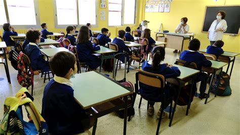 Via lago di como n. Covid e chiusura scuole in Puglia, proteste dei genitori ...