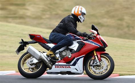 Honda cbr1000rr fireblade 2018 is now discontinued in india. A nova Honda CBR1000RR Fireblade (2018) - Momento Moto
