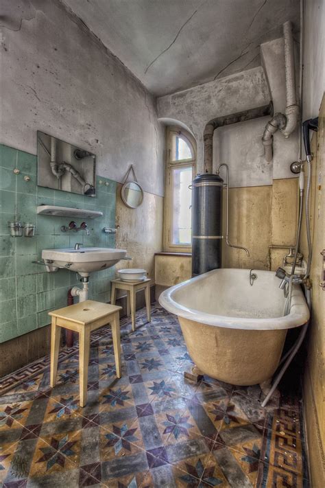 Feuilles Bathroom Old Abandoned Buildings Abandoned Hotels