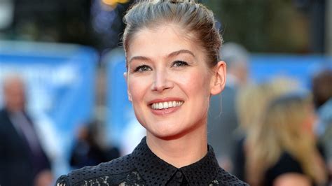 Gone Girl Star Rosamund Pike Looks Divine In Head To Toe Blush In New