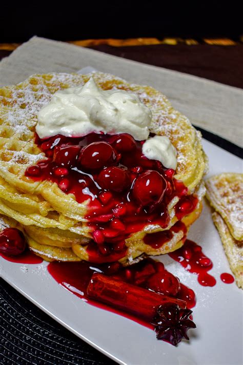 Sauerrahm- Waffeln mit heißen Kirschen