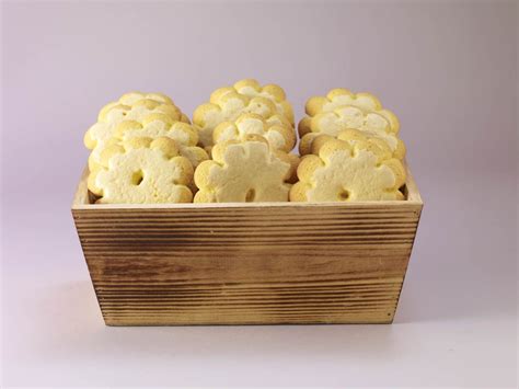 Sharing delicious traditions from our bakery to your home! Frosty Lemons all in a row! #Archway #Cookies #Frosted #Lemon | Archway cookies, Food, Cooking ...