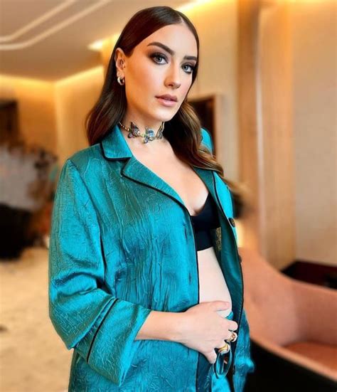 hazal kaya nın kızının İsmi belli oldu