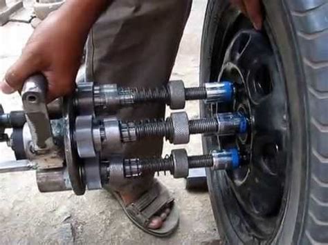 An official nascar wheel has five (5) lug nuts. safety - Is it safe to drive in race conditions with ...