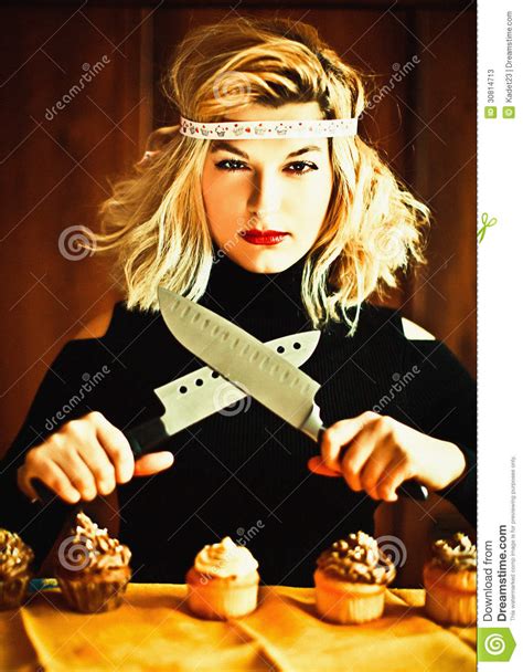 Blonde Hausfrau Und Kleine Kuchen Mit Messern Stockbild Bild Von Kleine Messern 30814713