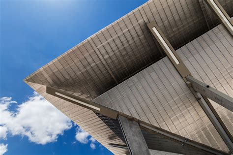 A stadion markáns tetővel fedett tömege egy ezüst kehely formáját idézi. DVTK Stadion (Diósgyőri Stadion) - StadiumDB.com