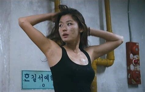 같은 해, 그는 한국판 '오션스 일레븐'으로 불린 최동훈 감독의 영화 《도둑들》에서 막내 도둑 잠파노 역할을 연기하였다.32 제33회 청룡영화상에서 인기스타상을 수상하였다.33. 영화콕!'도둑들' 미모부터 재미까지 다 잡은 전지현, '팜므파탈 ...