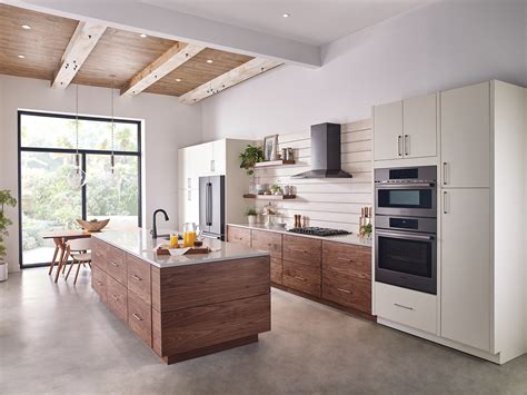 Nowadays, this luxury wood essence is back in the kitchens with contemporary lines that still offer this wonderful v… Kitchen Cabinet Woods and Finishes - Bertch Manufacturing
