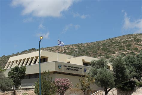 16 צוותי כיבוי, בסיוע שישה מטוסי כיבוי ומסוק, הצליחו לבלום את התפשטות האש ולכבותה. מחדל בביה"ח: מתמחים עובדים בלי פיקוח - ופגועים מקבלים ...
