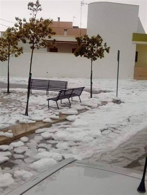 Abbiamo allagamenti di cantine, piani terra e negozi. Maltempo in Puglia, violenta grandinata nel Salento