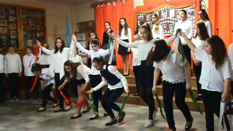 Van, amelyik megindító, van, amelyik vicces, és van, amelyik, mondjuk úgy, legalábbis érdekes. A magyar költészet napja 2016 - YouTube