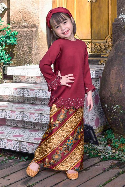 Pemakaian corak batik adalah satu trend yang tidak lekang dek zaman. 38 Inspirasi Modis Pattern Baju Kurung 2020