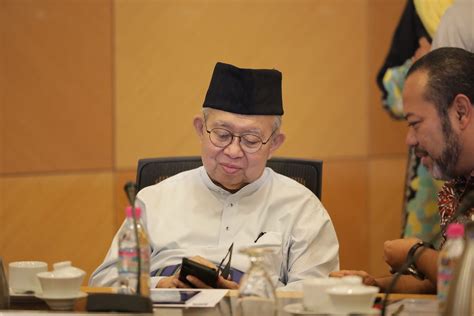 Malaysia's largest political party, the united malays national organization (umno), has faced difficulties over the past few years but the party still has a future in malaysia's elections. Umno can sack leaders who support outsiders, Ku Li warns ...