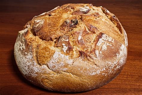 E' realizzato con farina di grano duro, rimacinata, in purezza cioè anche il lievito naturale che ho utilizzato è stato rinfrescato per due volte con la stessa semola.facendolo capirete che è di una semplicità paurosa ma l'effetto è strepitoso! Pane di Altamura fatto in casa con la ricetta originale ...