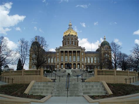 State Capitol Building In Des Moines Great Places Places To See
