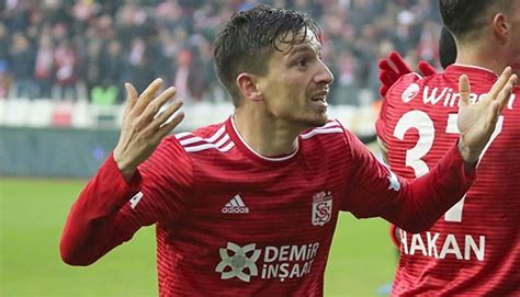 Babası, geçmişte amatör olarak futbolla ilgilenmiştir. Mert Hakan Yandaş: "Oyna devam, bizim ailemiz yok!"