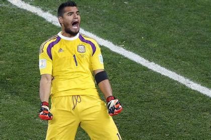 Arquero de la selección argentina destruyó su lamborghini, pero salió ileso. Arquero de Argentina, Sergio Romero, se lesiona y se ...