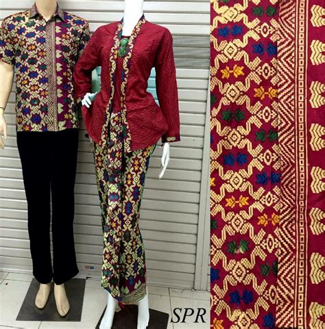 Kebaya kutu baru motif lurik memang terlihat sangat klasik. 32 Model Baju Batik Embos Muslim Couple Kombinasi Sarimbit ...