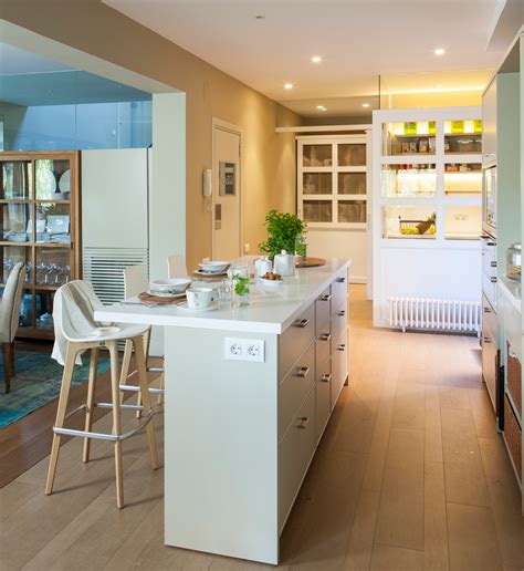 Las islas para cocinas son un lugar de reunión, superficies para cocinar y un lugar para servir tu comida o desayuno. Islas de cocina prácticas y bonitas