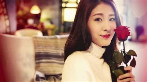 Cô nổi tiếng với nhiều bản hit là nhạc phim, nên được khán giả gọi là nữ hoàng nhạc phim trung quốc. Giấc mơ hạnh phúc - Trương Bích Thần - YouTube
