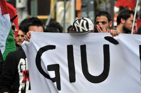 Vittorio arrigoni was among a group of activists from europe and the us who revived the international solidarity movement. Foto Bagnoli, migliaia in corteo ricordando Vittorio ...