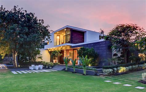 This Home Was Designed To Wrap Around The Swimming Pool Contemporist